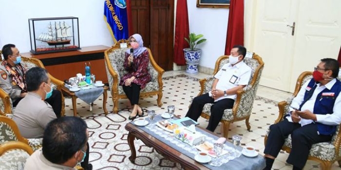 Kunjungan Dirpamobvit Baharkam Polri, Brigjen Drs. Hari Prasojo ke Kabupaten Probolinggo yang ditemani Kapolres Probolinggo, AKBP Ferdy Irawan saat bertemu langsung Bupati Probolinggo, Hj. Tantriana Sari S.E., di Pringgitan Rumah Dinas Bupati.