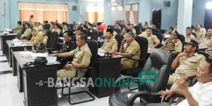 AKD saat hearing dengan DPRD Lumajang. foto: IMRON/ BANGSAONLINE