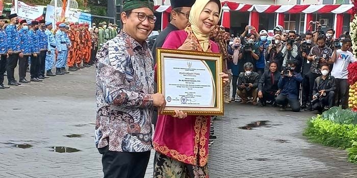 Mendes PDTT, Abdul Halim Iskandar, saat memberi penghargaan kepada Wali Kota Batu, Dewanti Rumpoko.