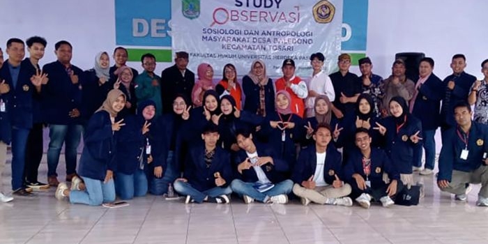Para Mahasiswa Universitas Merdeka Kota Pasuruan foto bersama usai studi observasi di Desa Baledono.