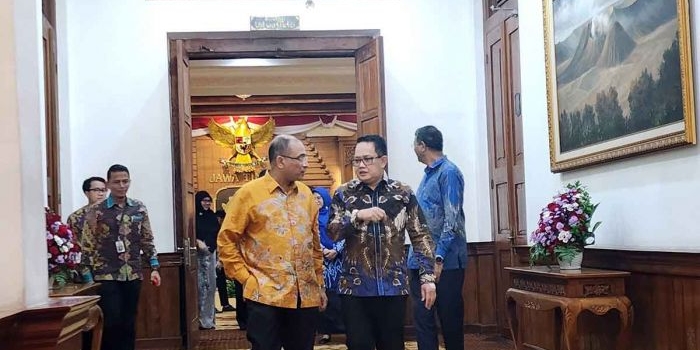 Pj Gubernur Jatim saat menerima Dubes India untuk Indonesia dan Timor Leste di Grahadi. 