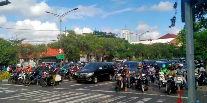 Para pengendara sepeda motor di Jalan Dr Mostopo Surabaya berhenti karena lampu merah di triffic light (TL ) itu menyala. Di triffic light (TL) ini suara Wali Kota Surabaya Eri Cahyadi setiap saat terdengar keras. Foto: bangsaonline.com