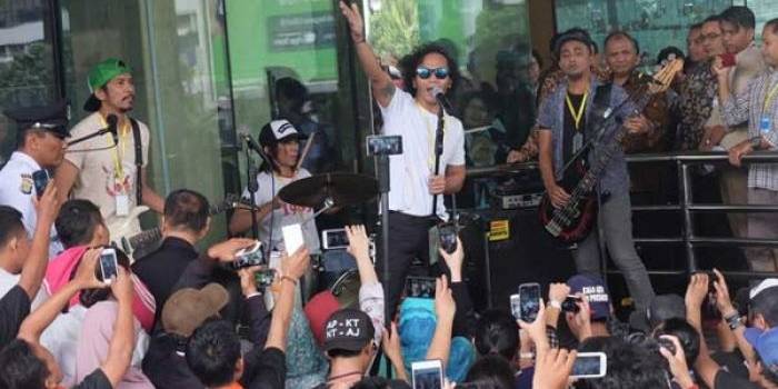 DUKUNG PENOLAKAN: Grup band Slank saat menggelar konser di Lobi Gedung KPK, Jakarta, Senin (22/2) untuk menolak revisi UU KPK. foto merdeka.com

