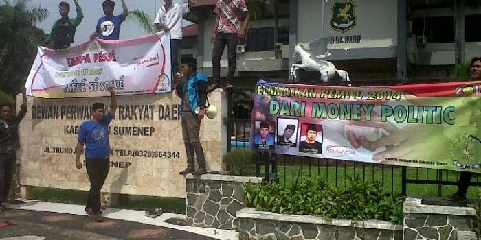 Mahasiswa Sumenep berdemo di depan kantor DPRD setempat, Senin (10/3). Mereka menolak politik uang di Pemilu 2014 nanti. Foto: Ida Okvinita/Bangsaonline.com