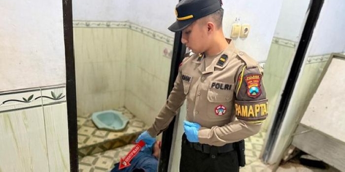 Polisi saat mengidentifikasi TKP pria ditemukan meninggal di Masjid Al Furqon, Badegan