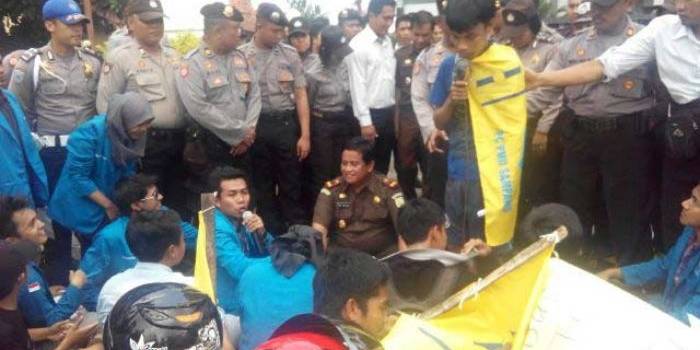 Kepala Kejaksaan Negeri Sampang, Adhi Prabowo (tengah) saat menemui massa dari PMII.