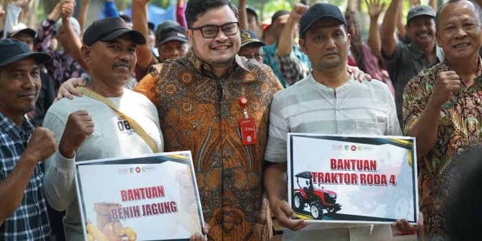 Bupati Kediri Hanindhito Himawan Pramana bersama perwakilan petani penerima bantuan. (Ist).
