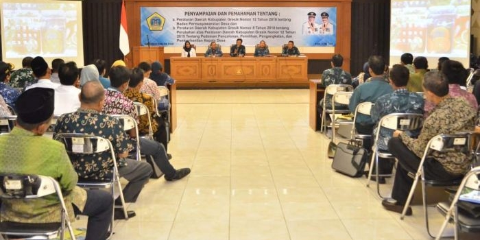 Bupati Sambari memberikan pengarahan terhadap kades dan BPD. foto: SYUHUD/ BANGSAONLINE