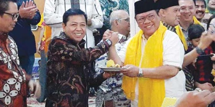 Setya Novanto (Setnov) dan Ketua Dewan Pakar Golkar, Agung Laksono di kediamannya di Jl Cipinang Cempedak II, Jakarta Timur, Minggu (26/3).