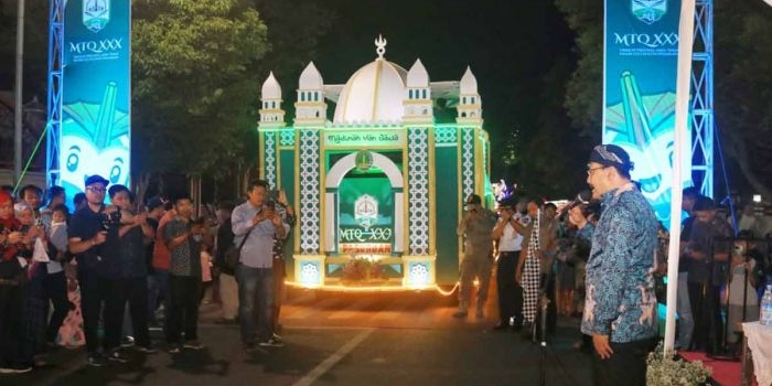 Wali Kota Pasuruan, Saifullah Yusuf, saat memberangkatkan peserta pawai MTQ Jatim 2023.