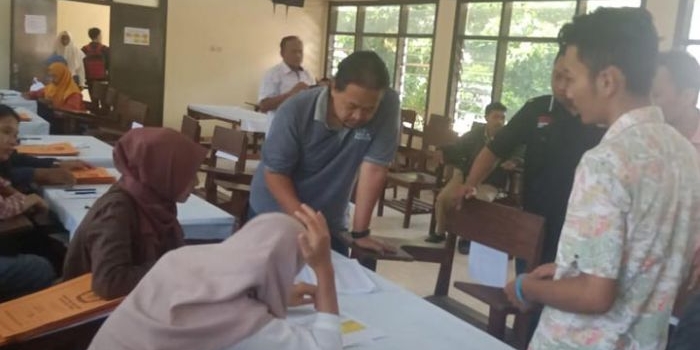 Pendaftar rekrutmen PPS mendatangi kantor KPU Jember untuk menyerahkan berkas di hari terakhir, Senin (24/8) kemarin.