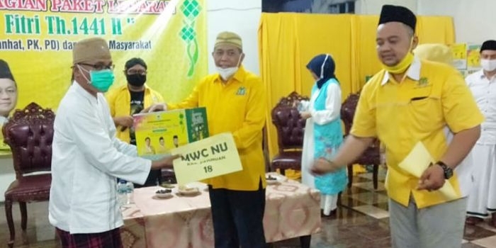 Ketua DPD Golkar Pasuruan Drs. Udik Djanuantoro, IR saat menyerahkan bingkisan lebaran secara simbolis kepada salah satu tokoh masyarakat.