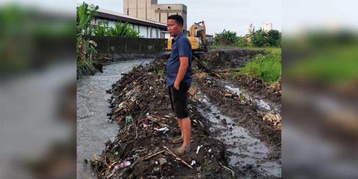 Alat berat saat melakukan normalisasi Sungai Anak Wrati.