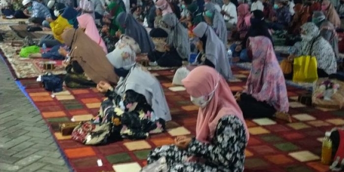 Para wali santri Madrasah Aliyah Amanatul Ummah saat mengikuti acara istighatsah yang dimpin Prof. Dr. KH. Asep Saifuddin Chalim, M.Ag., Kamis (3/7/2020) malam. foto: MMA/ bangsaonline.com 