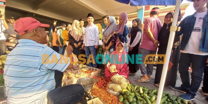 Gus Barra saat menyapa pedagang Pasar Kedung Maling