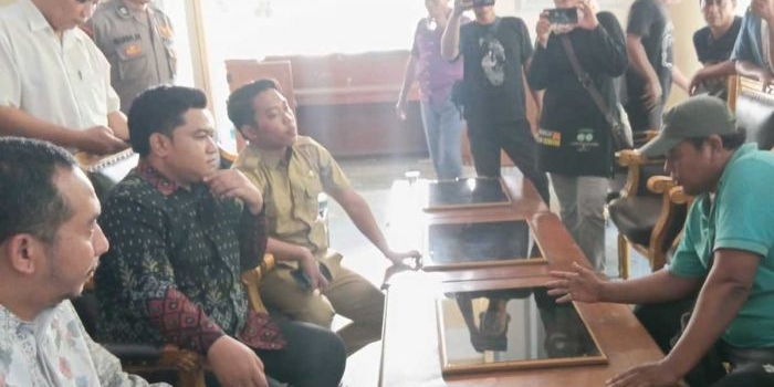 Ketua DPRD Gresik, M. Syahrul Munir, saat bertemu para pedagang. Foto: Ist
