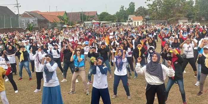 Shofiyah Hannah Al Barra istri dari calon Bupati Mojokerto besama emak-emak mengikuti senam sehat di Lapangan Ngelo, Kecamatan Sooko, Minggu (22/9/2024).