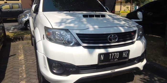 Mobil Toyota Fortuner berwana putih milik Agung Cahyono warga Perum Quality Riverside, Desa Gamping Wetan, Kecamatan Krian.