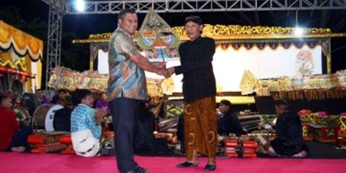 ?

Bupati MKP menyerahkan gunungan kepada dalang Ki Danu Supriadi. Foto:humas