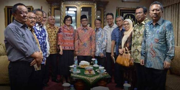 Menkeu Sri Mulyani berfoto bersama pengurus PP Muhammadiyah usai pertemuan tertutup.