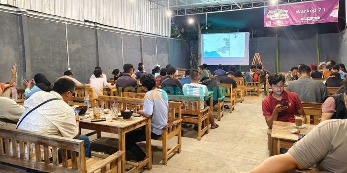 Suasana nonton bareng film Pesta Babi di Nganjuk. Foto: RAFLI FAJRI JULIANTO/BANGSAONLINE
