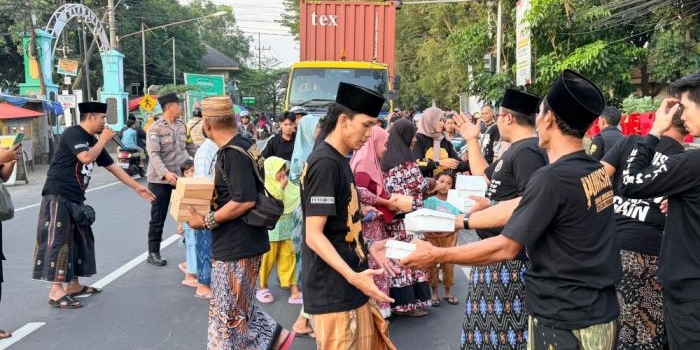 komunitas-punisher-pasuruan-turun-ke-jalan-bagikan-takjil-dan-santuni-125-anak-yatim-di-kejayan