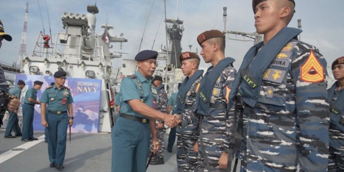 Pangkoarmada II Laksamana Muda TNI Heru Kusmanto saat memberangkatkan Satuan Tugas Port Visit 2019 menuju Filipina. 