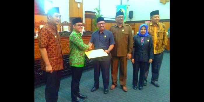 ?Bupati Anas bersama wakilnya saat menyerahkan LKPJ 2017 ke Ketua DPRD Kabupaten Banyuwangi.
