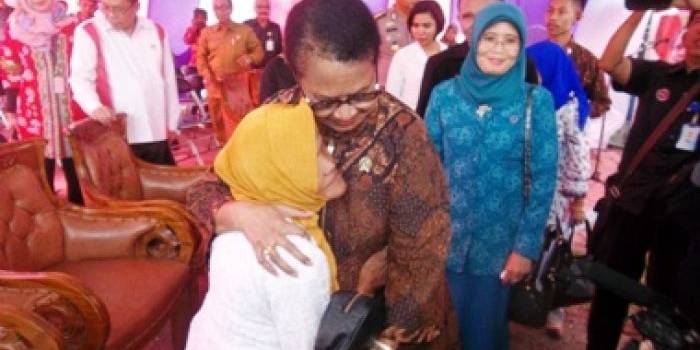 Menteri Yohana memeluk nenek Asyani, saat berkunjung ke Situbondo. (Hadi Prayitno/BANGSAONLINE.com) 