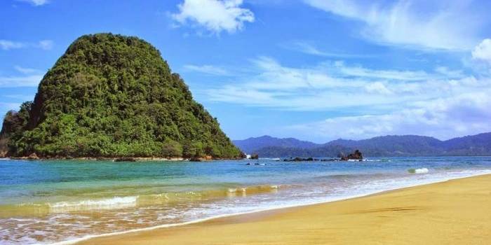 Salah satu wisata andalan Banyuwangi, Pantai Pulau Merah.