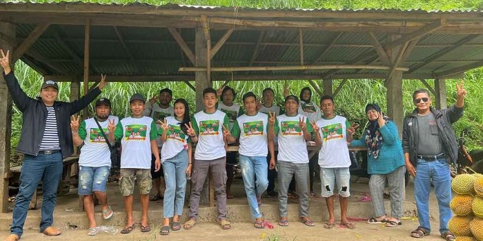 Pendiri RGS Indonesia, Moh Khozin, bersama Ketua Umum, Taufiq Muhammad, saat galang dukungan paguyuban petani durian di Ngantang, Malang. Foto: Ist
