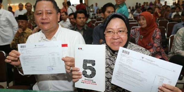 Risma-Whisnu saat menunjukkan LHKPN miliknya. foto: maulana/BANGSAONLINE