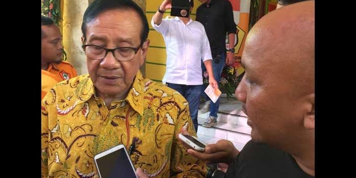 Wakil Ketua Dewan Kehormatan (Wanhor) DPP Partai Golkar, Ir. Akbar Tanjung menjawab pertanyaan wartawan usai acara Mukerda Kosgoro 1957 Jatim di kantor DPD PG Jatim?. foto: DIDI ROSADI/ BANGSAONLINE
