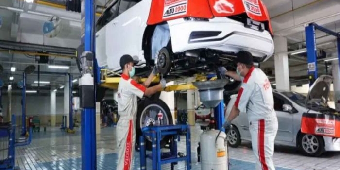 Foto: Mobil yang sedang di servis secara berkala