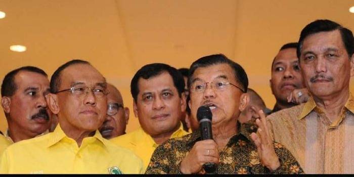 Wapres Jusuf Kalla memberikan keterangan seputar kisruh Partai Golkar. foto: republika