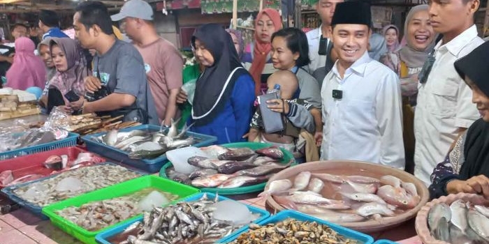 Gus Barra saat meyapa masyarakat di Pasat Kemlagi.