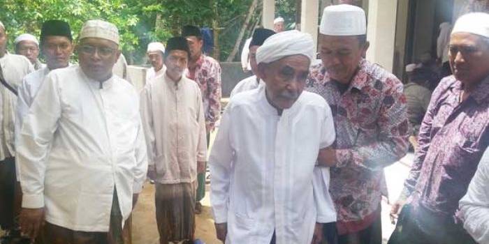 Usai acara sejumlah kiai dan ulama tampak meninggalkan lokasi. Tampak Kiai Sitrul Arsyih (berkacamata) dan Kiai Basyir As sedang dipapah. foto: faisal/ BANGSAONLINE