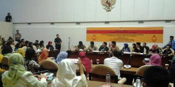 Suasana dialog antara pemain Mahabharata, anggota dewan, mahasiswa, dan pers. foto: kapanlagi.com