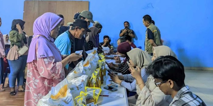 Penyerahan bantuan beras yang dilakukan Bulog Madiun.