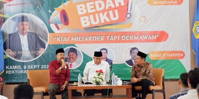 Dari kiri, Mas’ud Adnan (penulis buku), KH. Asep Saifuddin Chalim, dan moderator. Foto: SUBAIDAH/ BANGSAONLINE