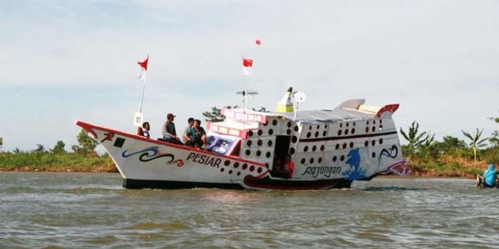 Salah satu perahu nelayan Pangkah Wetan yang didesain bak kapal pesiar saat mengikuti lomba perahu hias. foto: SYUHUD/ BANGSAONLINE