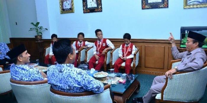 Para pelajar pemenang kontes robotik sedang audiensi dengan Bupati Lamongan, Fadeli. Haris/BangsaOnline