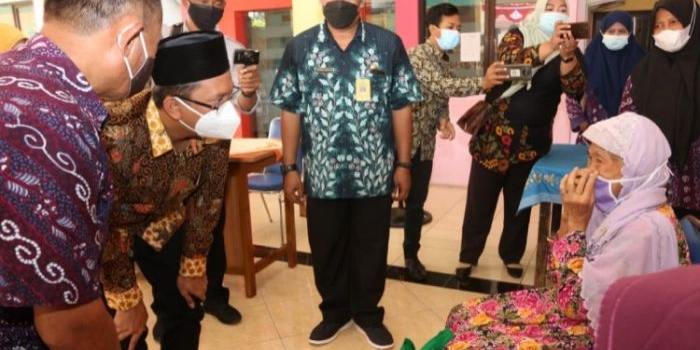 PEDULI: Bupati Ahmad Muhdlor memberikan sembako ke warga terdampak Covid-19 di Desa Pagerwojo, Buduran, Selasa (3/8/2021). (foto: ist)