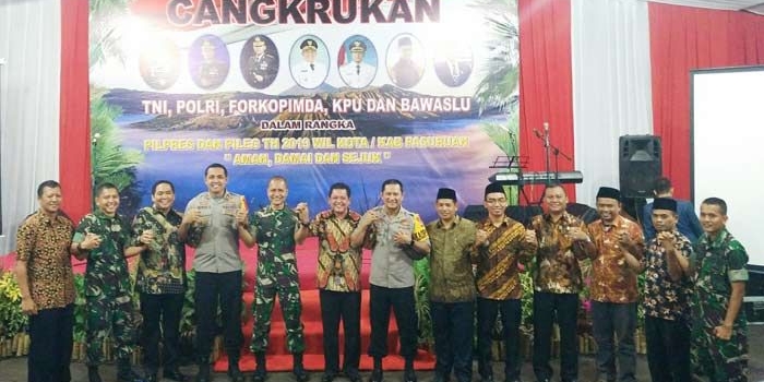 TNI, Polri, Forkopimda, KPU dan Bawaslu Kota/Kabupaten Pasuruan saat foto bersama usai acara Cangkruan di Halaman Kodim 0819. Foto: ANDY F/BANGSAONLINE