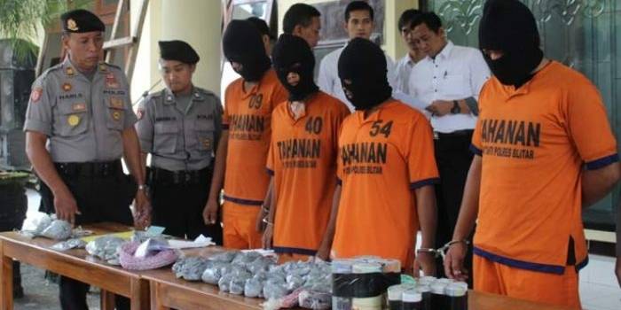 Para tersangka pengedar mercon diamankan di Polres Blitar. foto: TRI SUSANTO/ BANGSAONLINE