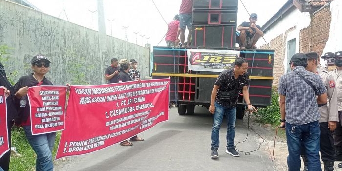 Massa aksi saat mendatangi pabrik obat PT AFI Farma di Kelurahan Bangsal Kecamatan Pesantren Kota Kediri. Foto: Ist.