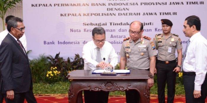 MOU. Deputi Gubernur BI Ronald Waas (kiri), Kepala Bareskrim Polri Komjen Pol Suhardi Alius (kanan), dan Kapolda Jatim Irjen Pol Anas Yusuf melakukan MoU. foto : nisa/bangsaonline