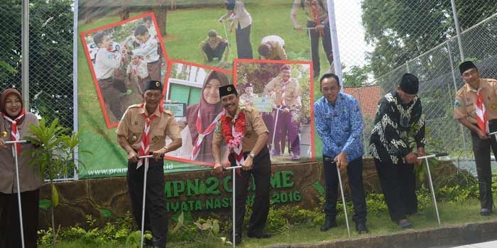 Ketua Kwarcab Pramuka Gresik Wabup Moh. Qosim saat memimpin pembuatan biopori.