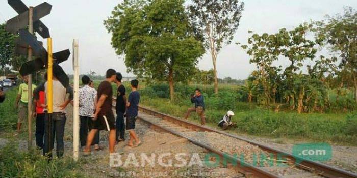 Warga di lokasi kejadian. foto: rony suhartomo/ bangsaonline.com