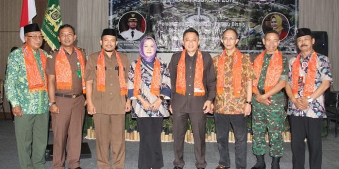 Plt. Asisten Perekonomian dan Pembangunan Sekretaris Daerah Kota Pasuruan H. Mahbub Effendi, S.E., M.M. foto bersama jajaran pengurus Kadin Kota Pasuruan.